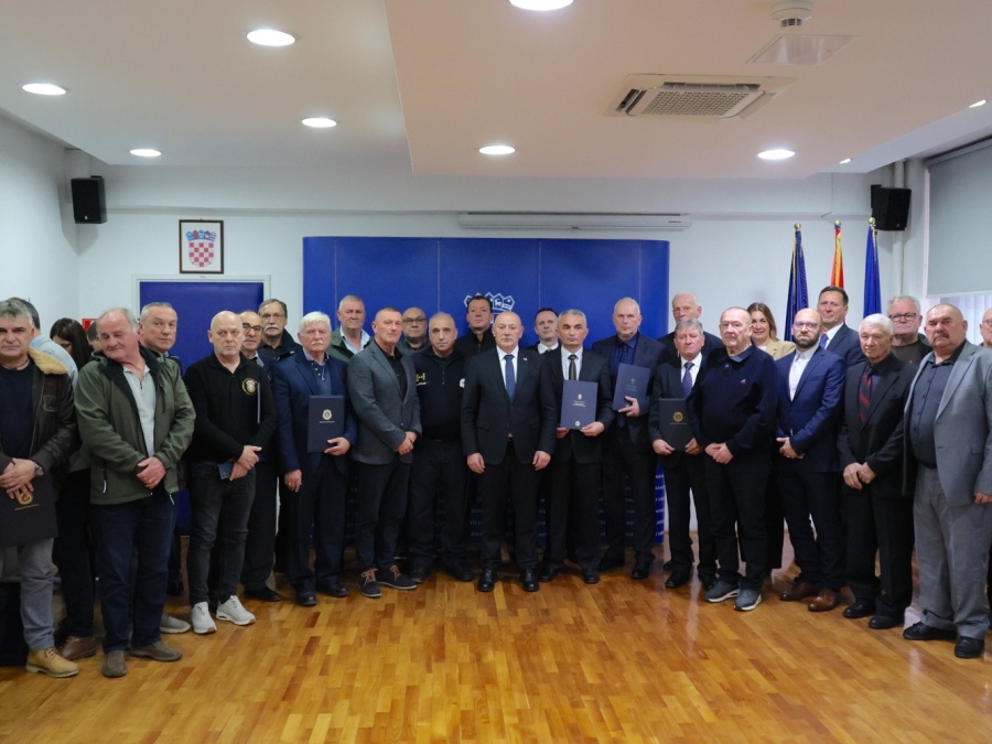 Ministar Medved uručio braniteljske zahvalnice postrojbama zaslužnim za oslobađanje Lipika